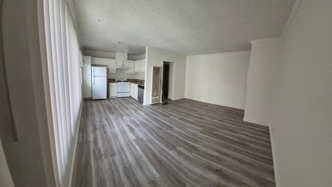 Kitchen/living room - 5545 Lindley Ave
