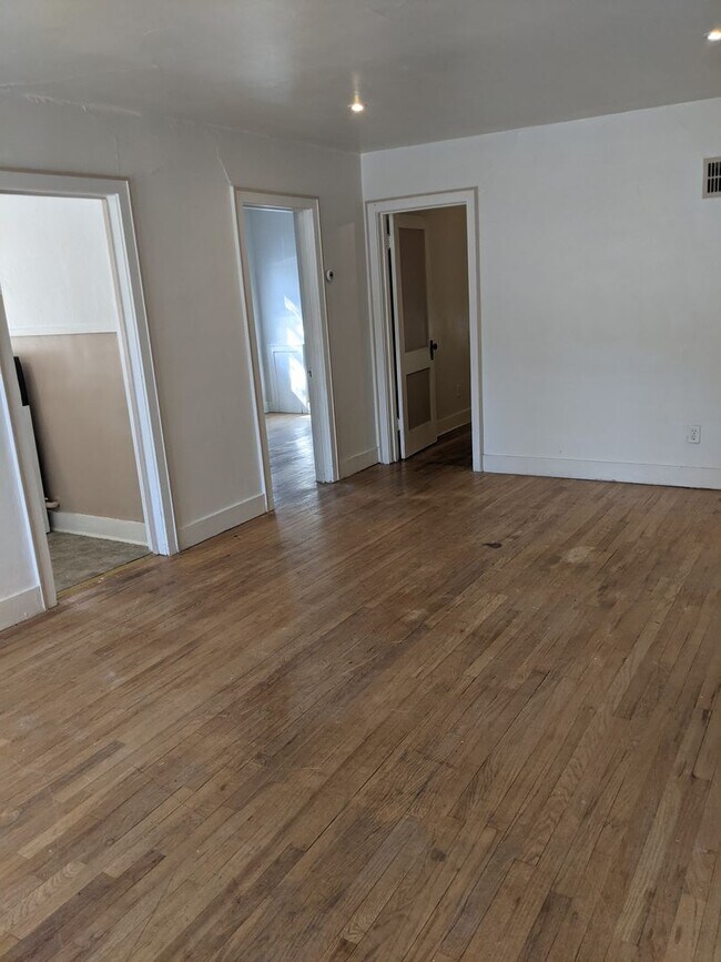 Foto del edificio - $1000 - 2 Bedroom 1 Bath Apartment - Less ...