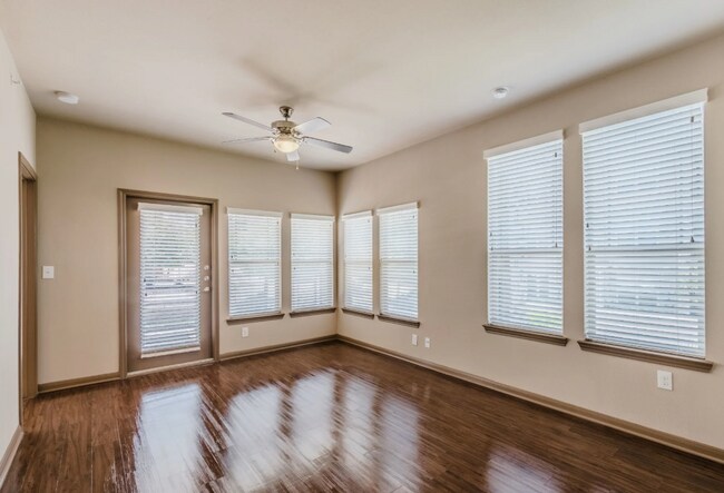 Foto del edificio - 7490 Coronado Ave