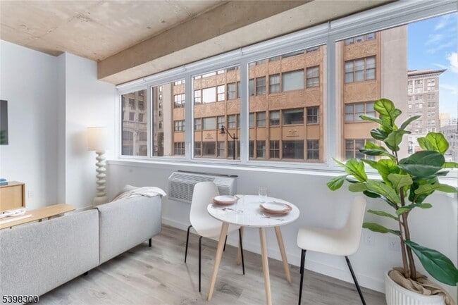 Foto del edificio - 10 Commerce Ct