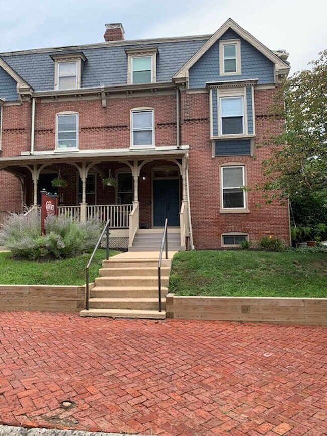 Building Photo - 1303 W 13th St