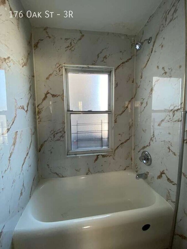 Foto del edificio - 176 Oak St