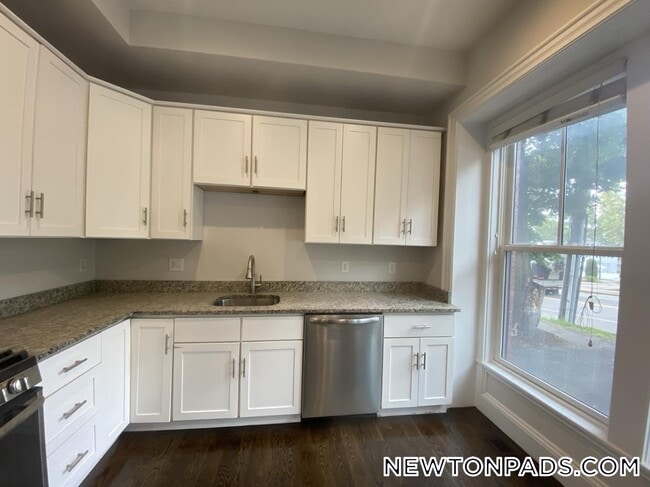 Building Photo - 2044 Beacon St
