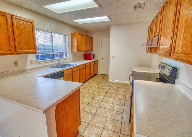 Building Photo - Huntington Place- Single Story