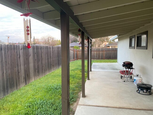 Building Photo - 502 Oak Ridge Dr