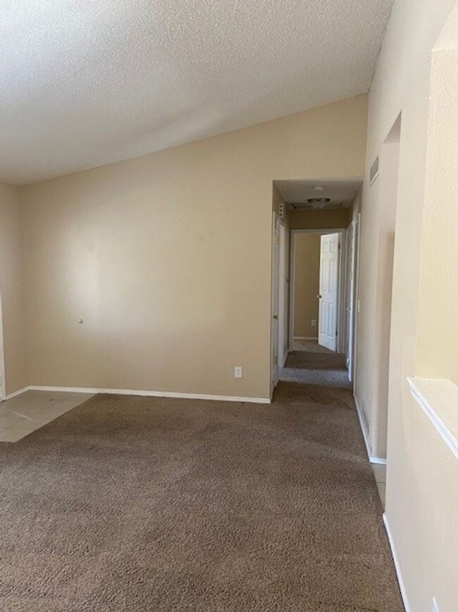 Building Photo - 616 W Dahlia St