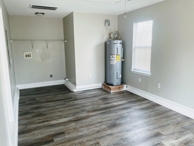 Building Photo - 100 Crown Colony Ct