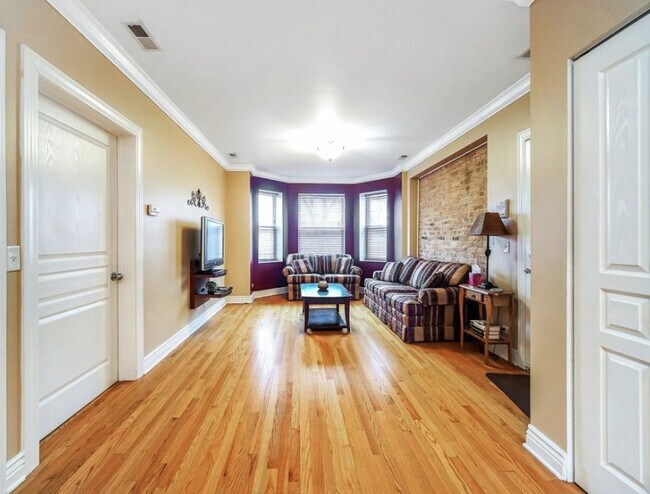 Building Photo - 6102 N Mozart St