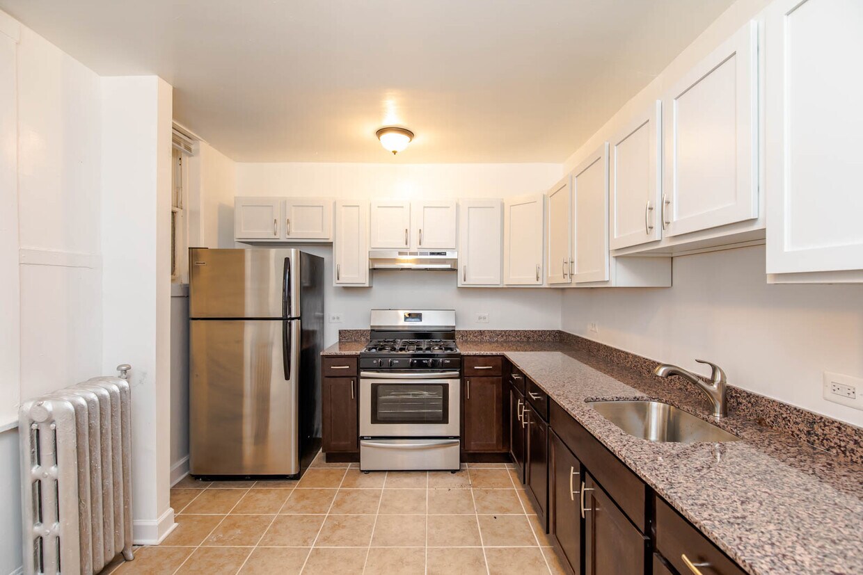 Primary Photo - Spacious and Bright 1bed/1ba - Heat Included