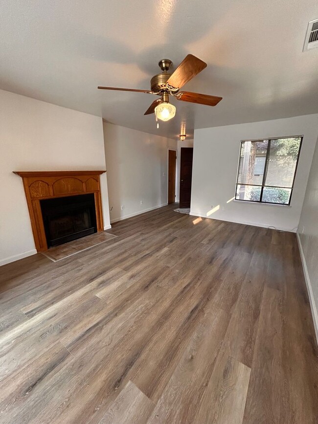 Foto del edificio - Cute Condo for Rent in Visalia!