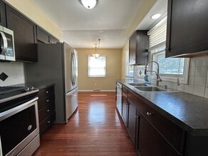 Building Photo - 1121 Crescent St NE