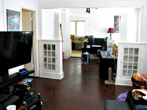 Mirando a través de la sala de estar y el comedor hacia la cocina - 1306 Hickory St
