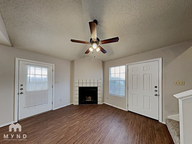 Building Photo - 2214 Creekside Ln