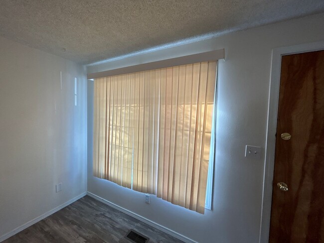 Foto del edificio - 2 Bedroom / 1.5 Bathroom Duplex in Redmond...