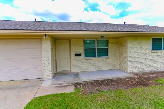 Building Photo - 7626 Troulon Dr