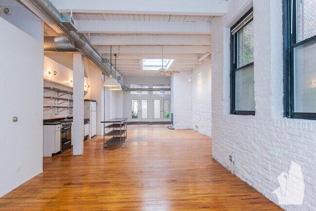 Building Photo - 3322 N Ravenswood Ave