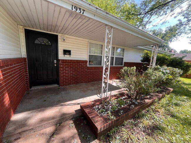 Foto del edificio - Brentwood 3 bedroom & 2 bathroom home, Huge Fenced Yard