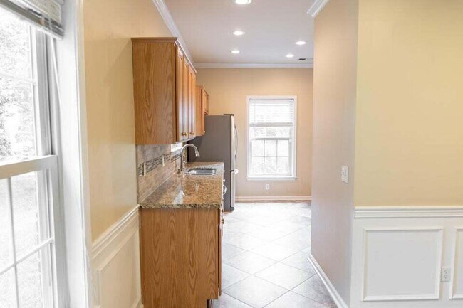 Building Photo - 910 Literary Cir