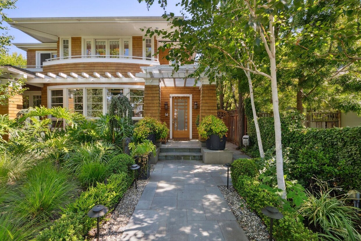 Primary Photo - Beautifully Appointed 7-Bedroom Home with ...