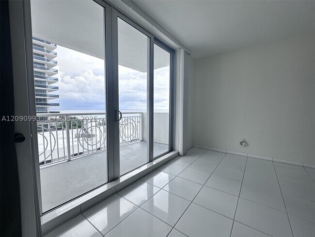 Foto del edificio - 5825 Collins Ave