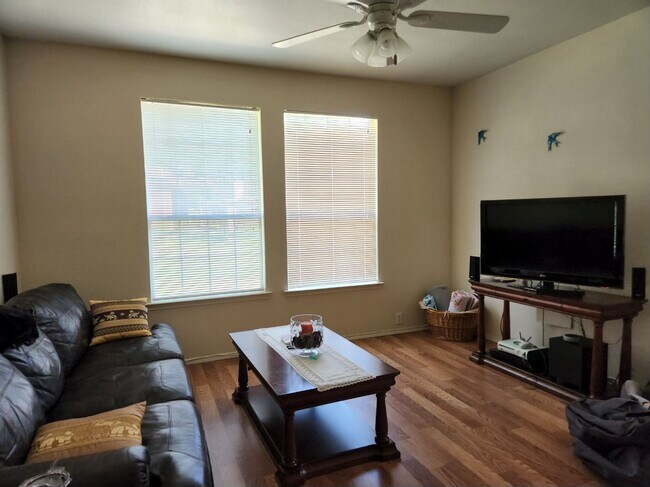 Living room - 2715 Hyde Park Dr