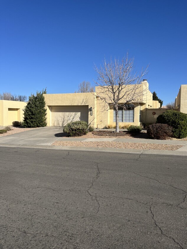 Foto principal - Far NE Heights Fully Furnished Townhome