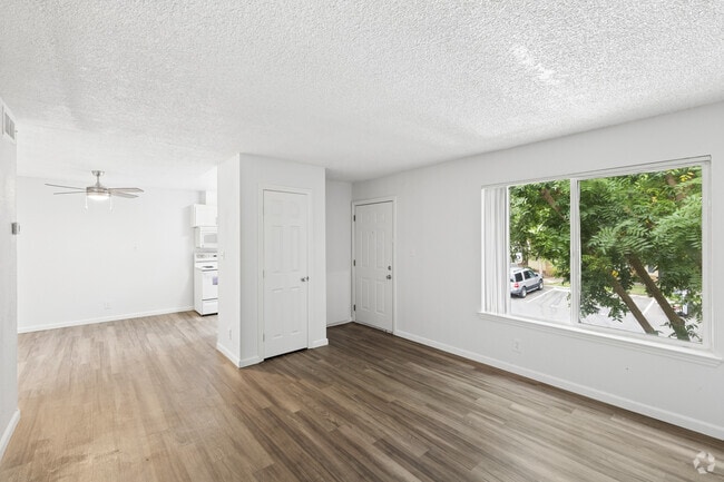 1BR, 1BA - 550SF - Living Room - La Loma Terrace