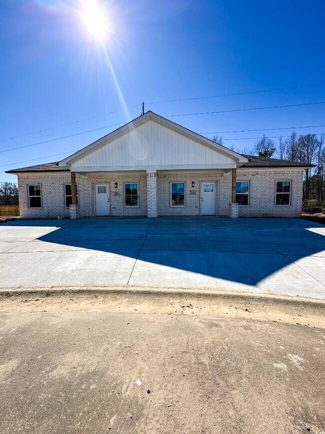 Building Photo - 1716 Rosemary Drive
