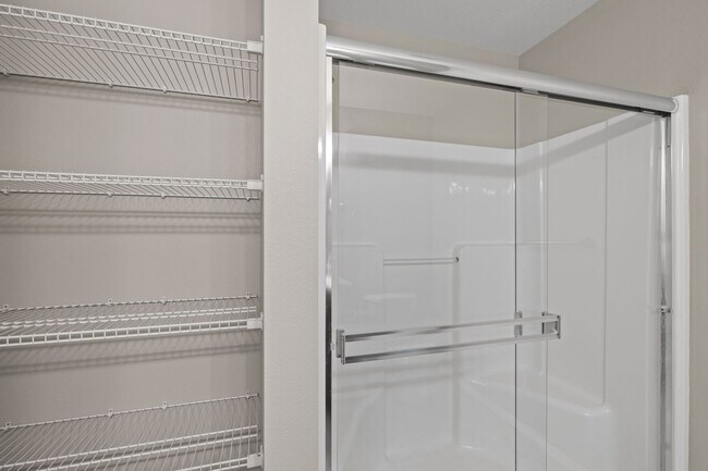 Foto del edificio - 5468 Yew St W