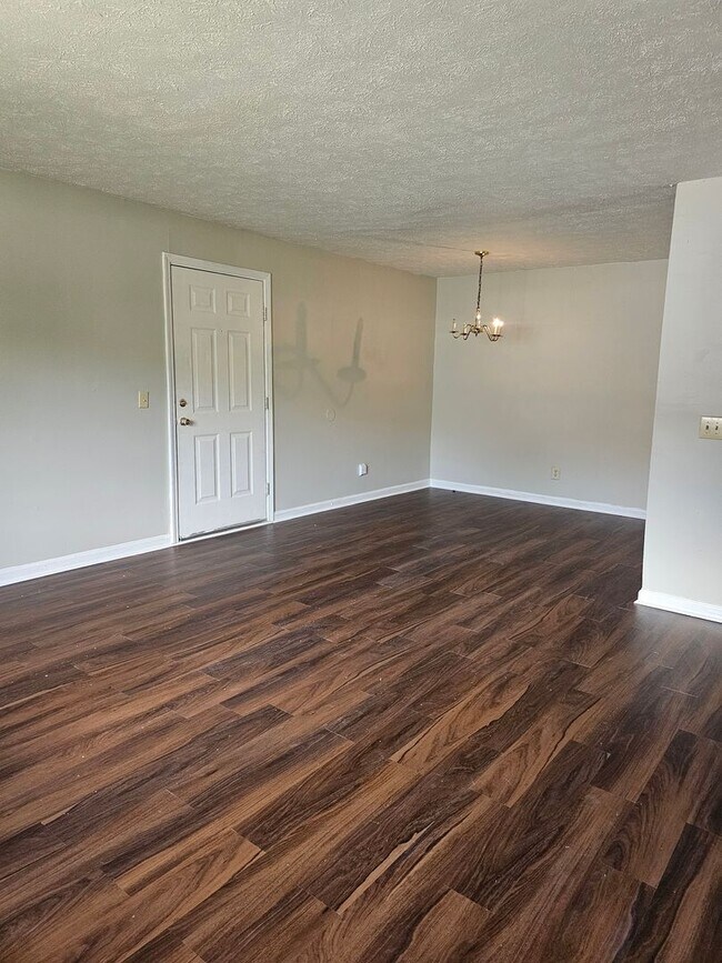 Building Photo - Conveniently Located Affordable Condo For Rent