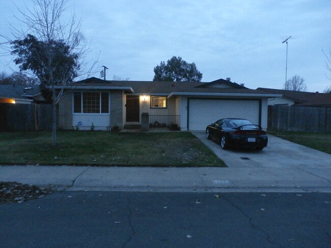 Building Photo - Adorable 4/2 With GREAT Backyard.  Gardene...