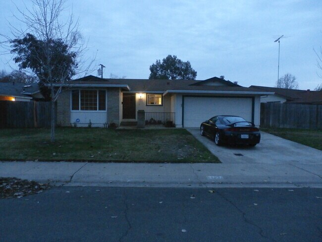 Foto del edificio - Adorable 4/2 With GREAT Backyard.  Gardene...