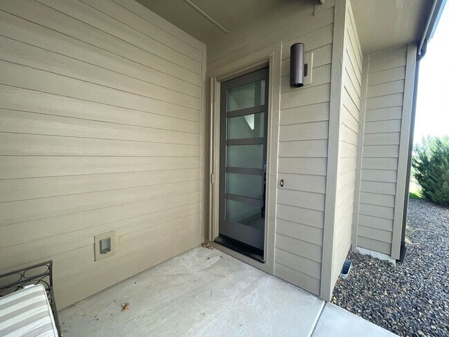 Foto del edificio - ? Modern Rim Lot Retreat with Stunning Vie...