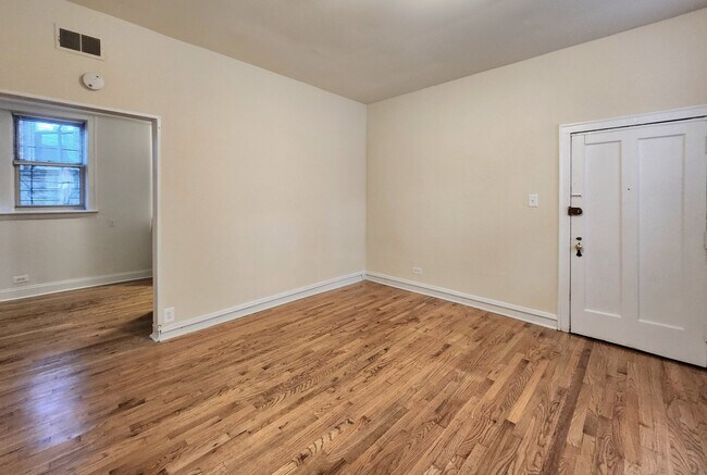 Foto del edificio - 3746 W Irving Park Rd