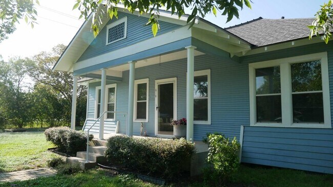 Building Photo - 618 E Live Oak St