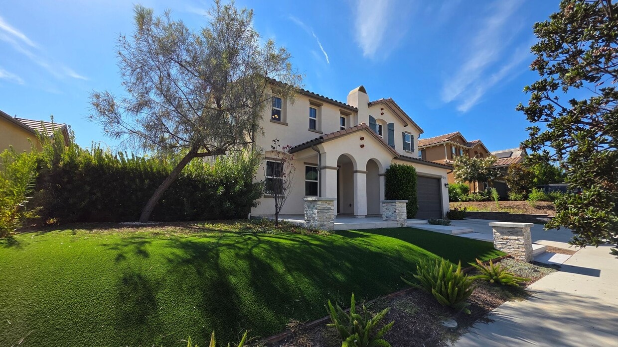 Foto principal - MOVE-IN READY 5+4 in Simi w/mountain views...