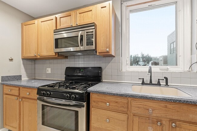 Building Photo - 320 Clarendon St