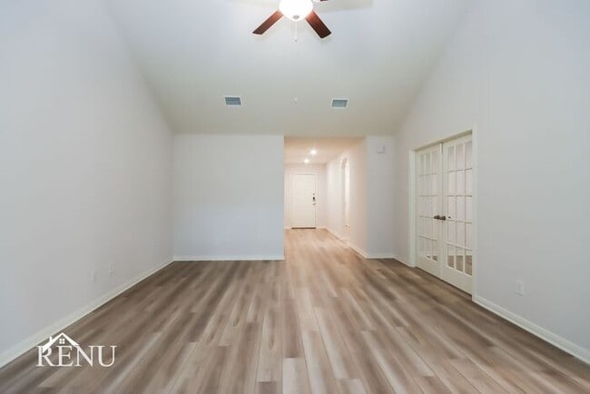 Building Photo - 10414 Sweetwater Creek Dr