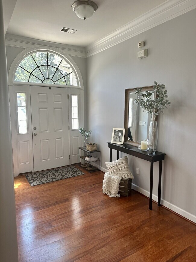 Foto del edificio - Beautiful 4-Bedroom Home in Desirable Baynard Park! | Hardwood Floors, Corian Countertops & Priva...