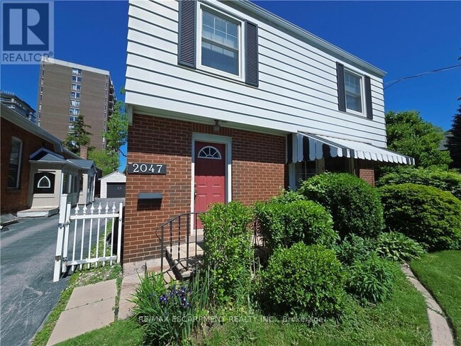 Building Photo - 2047 James St