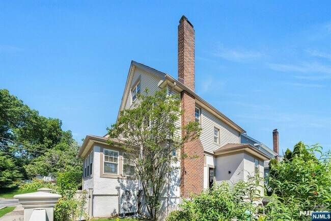 Building Photo - 332 Demarest Ave