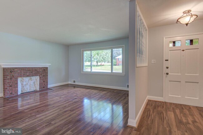 Building Photo - 8120 Drayton Ln