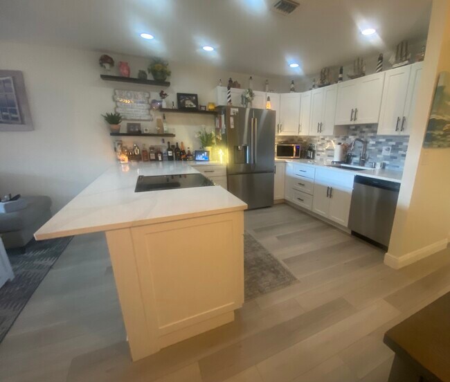 Foto del edificio - 571 SW South River Dr