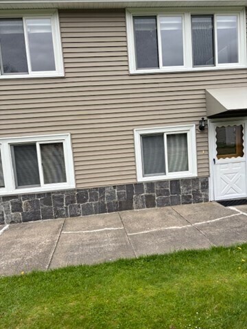 Building Photo - 27 Middletown St
