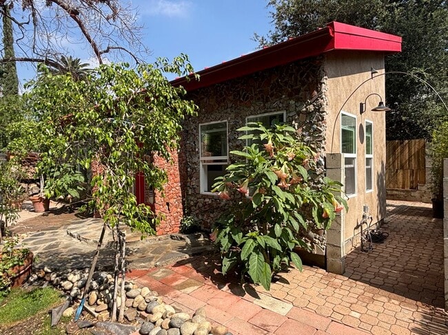 Foto del edificio - 1802 N Raymond Ave