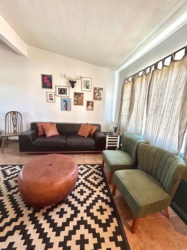 Building Photo - 4 Bedroom 2 Bathroom Home in Quiet Neighborhood