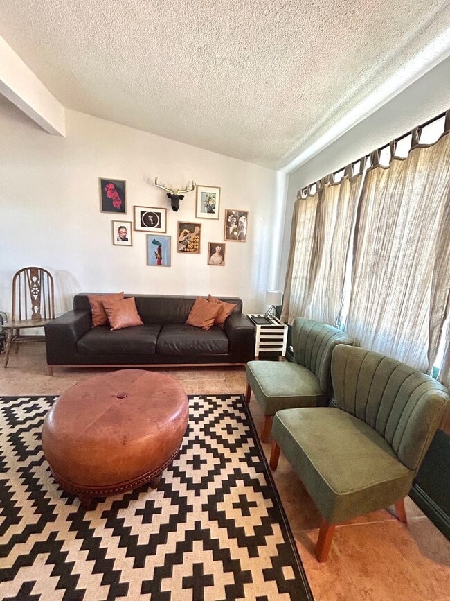 Foto del edificio - 4 Bedroom 2 Bathroom Home in Quiet Neighborhood