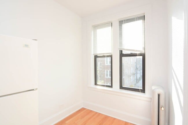 Building Photo - 2704 N Sawyer Ave