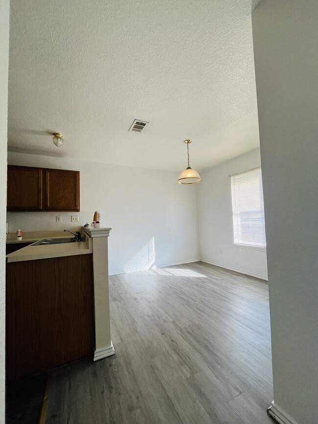 Building Photo - 2804 Cantabrian Dr