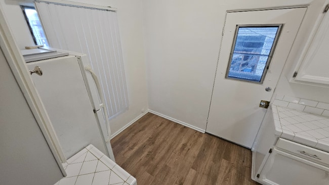 Building Photo - 519 N Gardner St